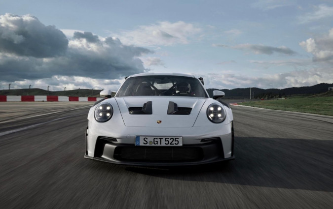 Αυτός που θα παραμείνει αμετάβλητος στην Porsche 911 GT3 RS είναι ο ατμοσφαιρικός boxer flat-six κινητήρας των 4,0 λίτρων, με τα 525 PS και τον μελωδικό αυτό ήχο Porsche 911 GT3 RS