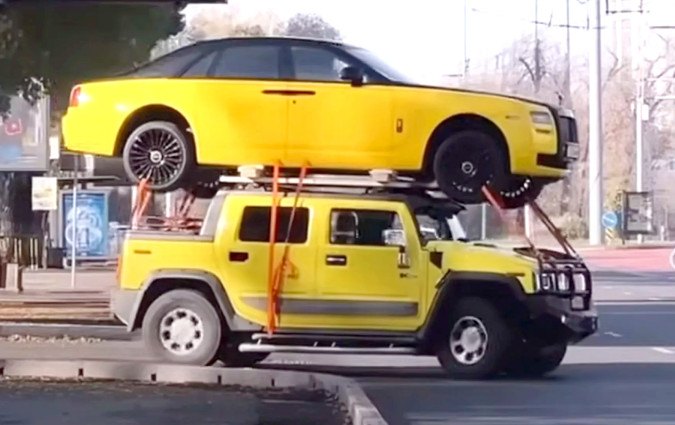 Rolls-Royce Ghost σκαρφαλώνει στην οροφή ενός Hummer, όλα για τα κλικ. Rolls-Royce Ghost