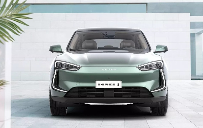 To SERES 5, το υπερπολυτελές SUV της κινεζικής αυτοκινητοβιομηχανίας είναι διαθέσιμο στην Ελλάδα μέσω της Σπανός Α.Ε, με τιμή που αγγίζει τις €66.500 SERES 5