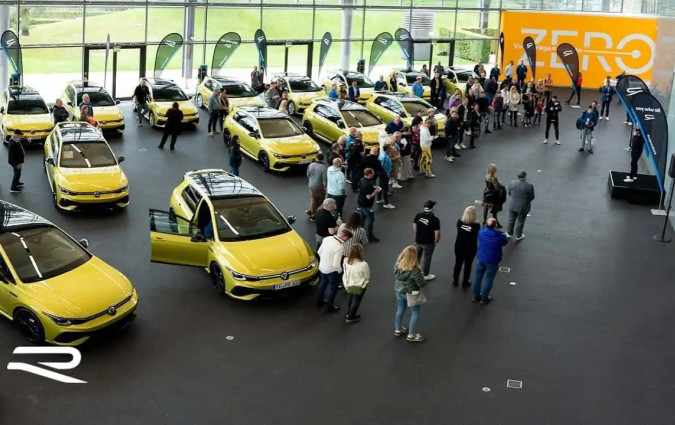 Με τέτοια τιμή, οι ιδιοκτήτες των Golf R 333 λαμβάνουν μέρος σε μια φαντασμαγορική τελετή παράδοσης των νέων οχημάτων. Volkswagen Golf R 333
