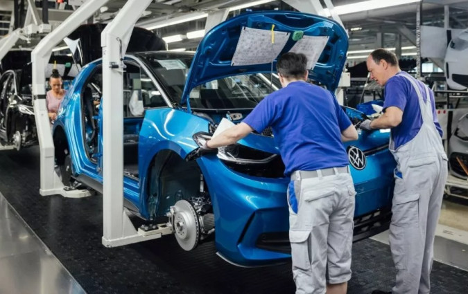 Παρά τις αυξημένες πωλήσεις των ηλεκτρικών μοντέλων της η VW τελικά δεν θα προχωρήσει ακόμα στην κατασκευή τέταρτου εργοστασίου μπαταριών, αφήνοντας τους Τσέχους στα κρύα του λουτρού VW ID.3 production