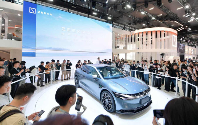 To Zeekr 007 στην καλύτερη εκδοχή του μπορεί να φτάσει τα 870 km αυτονομίας κατά το κινεζικό πρότυπο CLTC, περίπου 700 km κατά WLTP. Zeekr 007