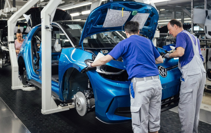 H Volkswagen επικαλείται για την πτώση των παραγγελιών, το σταδιακό τέλος των επιδοτήσεων στα ηλεκτρικά στη Γερμανία, τον πληθωρισμό και την αύξηση των επιτοκίων. Volkswagen