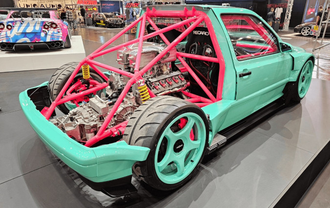 Μη σας ξεγελάει η εμφάνιση, είναι περισσότερο Audi R8 παρά VW Golf.  VW Golf