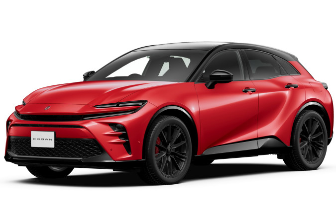 Tο Toyota Crown Sport παίζει το χαρτί της αθλητικότητας σε αντίθεση με το RAV4 με το οποίο μοιράζεται την ίδια τεχνική βάση. Toyota Crown Sport