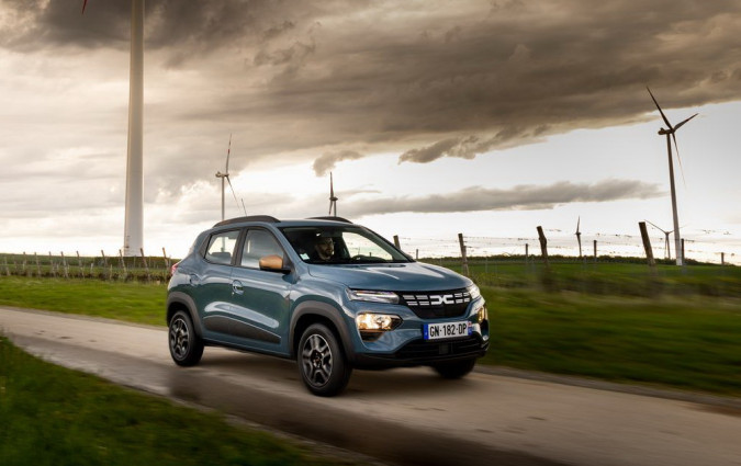 Με μήκος 3,73 m, το Dacia Spring παρέχει επαρκείς χώρους στην καμπίνα για τέσσερις επιβάτες, πορτμπαγκάζ 290 lt και αντίστοιχα επαρκές ηλεκτρομοτέρ για αστικές και περιαστικές μετακινήσεις. Dacia Spring 65 Extreme