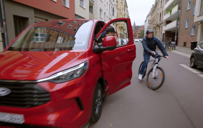 Η Ford, με την τεχνολογία Exit Warning, προειδοποιεί τους επιβάτες που ετοιμάζονται να ανοίξουν την πόρτα σε περίπτωση που πλησιάζει διερχόμενό μηχανάκι, σκούτερ ή ποδήλατο Ford Exit Warning