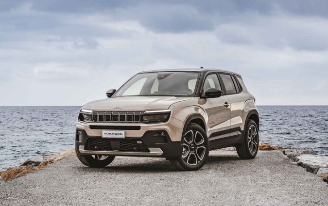 H τιμή του ετοιμοπαράδοτου Jeep Avenger με τον κινητήρα των 1.2 lt, συνολικής απόδοσης 100 PS διαμορφώνεται στις €25.990 Jeep Avenger