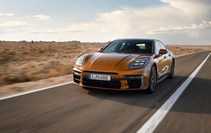 Tο video φαίνεται να προωθεί την ανάρτηση «Porsche Active Ride» που διατίθεται προαιρετικά στις εκδόσεις της μπερλίνας Panamera E-Hybrid. Porsche Panamera