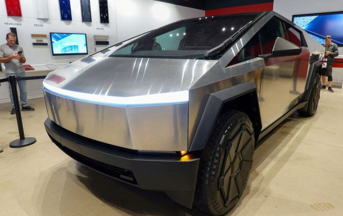 To Tesla Cybertruck, λόγω του ανοξείδωτου χάλυβα που έχει χρησιμοποιηθεί για την κατασκευή του, πιθανότατα δεν αποδεικνύεται ασφαλές για τους υπόλοιπους χρήστες του δρόμου, σε περίπτωση σύγκρουσης μαζί του Tesla Cybertruck