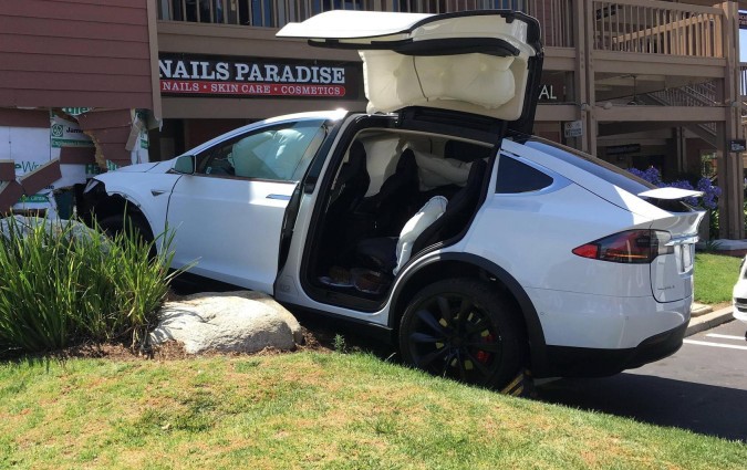 Το ερώτημα που προκύπτει με την «πρωτιά» της Tesla είναι το γιατί; Φταίνε τα πολλά άλογα; Το Autopilot; Tesla