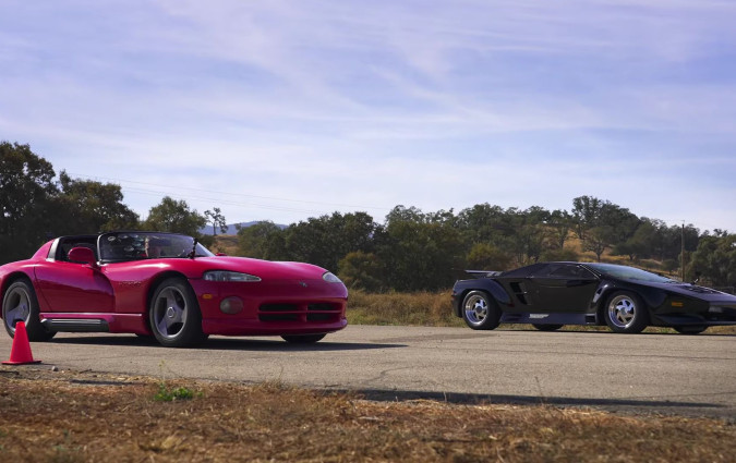 To Dodge Viper κοντράρεται με το Vector W8 και μας ταξιδεύουν 30+ χρόνια πίσω. Dodge Viper