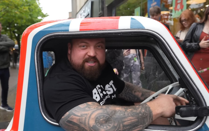 Το πιο παράδοξο συνοικέσιο του πλανήτη: Ο μεγαλόσωμος και πρώην Strongman Eddie Hall στο πιο μικροσκοπικό αυτοκίνητο του πλανήτη, το Peel P50. Peel P50