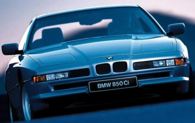 Χάρισαν στον Pierce Brosnan μια BMW 850 Ci κι αυτός πήγε με 200, αλλά τη γλίτωσε. Ας είναι καλά η δημοσιότητα. BMW 850