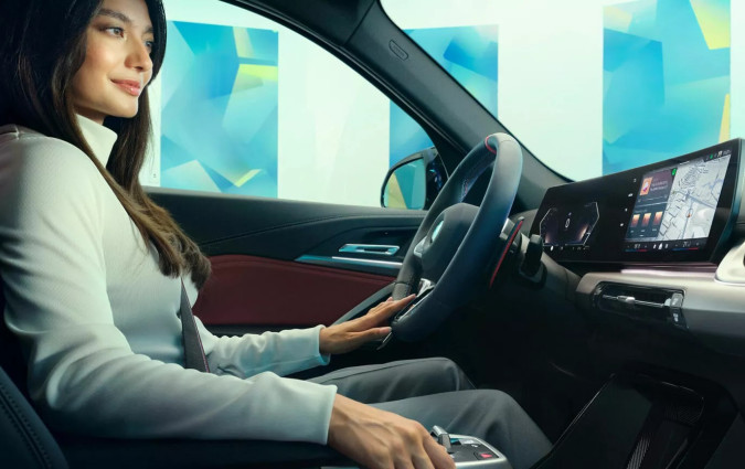 Η αυτόνομη οδήγηση έρχεται ένα βήμα πιο κοντά στις κορυφαίες BMW, με αλλαγή λωρίδας με το βλέμμα. BMW