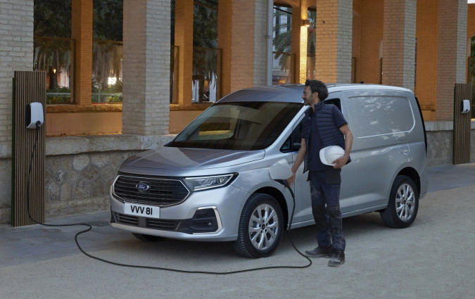 Το Ford Transit Connect PHEV διατίθεται με δύο μήκη, με κοντό ή μακρύ μεταξονίου, σε διθέσιο βαν ή 5θέσιο διαμόρφωση Kombi. Ford Transit Connect PHEV