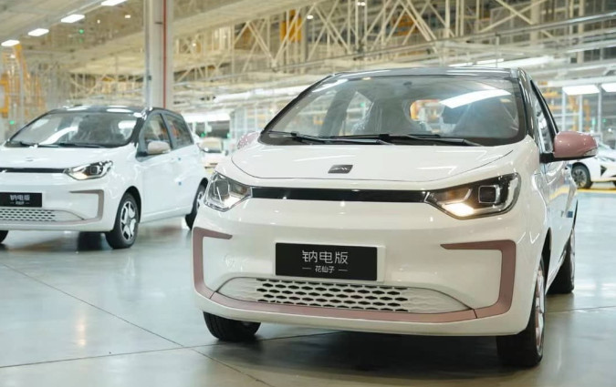 Η JAC Yiwei δημιουργήθηκε το 2023 με τη συμμετοχή του κινεζικού κράτους και της Volkswagen που έχει και το management. JAC Yiwei EV
