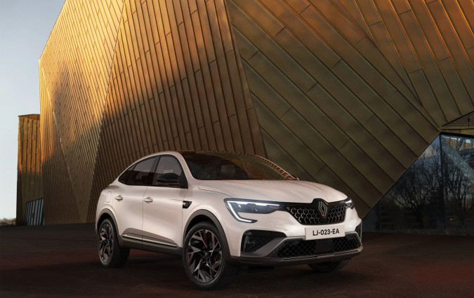 To νέο Renault Arkana είναι διαθέσιμο στην ελληνική αγορά από €26.680 για την έκδοση με τον mild hybrid κινητήρα 1.3 lt, απόδοσης 140 PS Renault Arkana