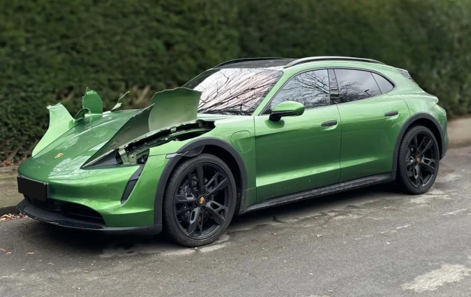 Προκειμένου να κλέψουν τα LED matrix φώτα, οι κλέφτες έσφαξαν την Porsche Taycan. Porsche Taycan