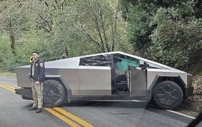 Από την σύγκρουση ανάμεσα στο Tesla Cybertruck και την Toyota Corolla ευτυχώς δεν υπήρξαν σοβαροί τραυμαρισμοί Tesla Cybertuck crash