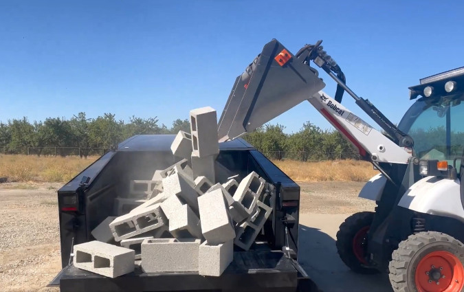 Tesla Cybertruck να κουβαλάει ντενεκέδες λάδι στην ελληνική επαρχία, γιατί όχι; Tesla Cybertruck