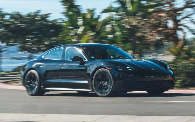 Δεν ξέρουμε τι είναι πιο αξιοσημείωτο: Τα σχεδόν 600 km σε πραγματικές συνθήκες ταξιδιού ή τα 14' για το 6-80% φόρτισης. Porsche Taycan