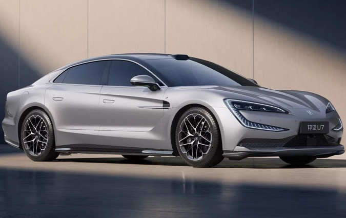 Πολυτελής λιμουζίνα με ασύλληπτες επιδόσεις και χορταστική αυτονομία. Κάτι πρέπει να γίνει όμως με τις μπαταρίες, τα 900 kg είναι δυσκολοχώνευτα. Yangwang U7