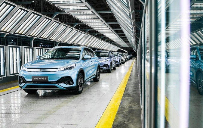 H Κίνα δημιούργησε μια νέα κοινοπραξία με έξι από τις δέκα κορυφαίες εταιρείες στον χώρο της κατασκευής και παραγωγής μπαταριών στερεάς κατάστασης BYD Atto 3