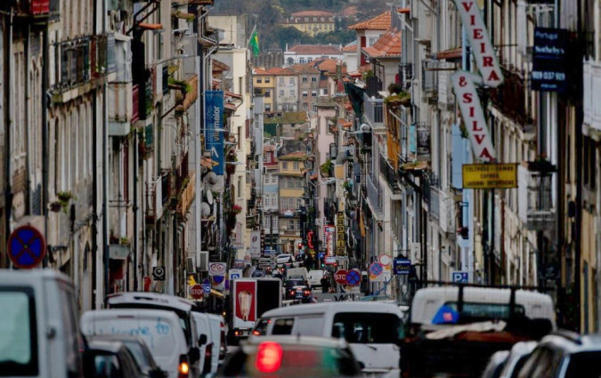 «Τα τεράστια SUV αποτελούν απειλή για τον αστικό ιστό των πόλεών μας. Αν δεν αναλάβουμε δράση τώρα, τα ολοένα και μεγαλύτερα οχήματα θα συνεχίσουν να καταλαμβάνουν τον πολύτιμο δημόσιο χώρο μας», προειδοποιεί η Barbara Stoll, διευθύντρια της εκστρατείας Clean Cities Campaign. SUV