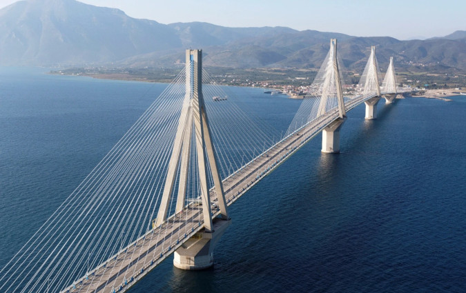 Οι κάτοχοι ηλεκτρικών αυτοκινήτων, από 1 Φλεβάρη του 2024 δικαιούνται έκπτωση 34% στις διελεύσεις από τα διόδια της γέφυρας Ρίου-Αντιρρίου Rio-Antirio