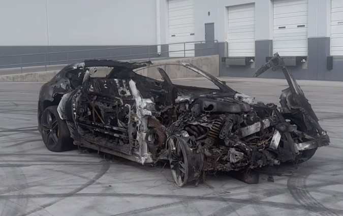 Πιάνεται η καρδιά σου βλέποντας μια κατακόκκινη Ferrari FF να έχει καταντήσει αποκαΐδια. Από Ferrari κατέληξε Fire-ari. Ferrari FF