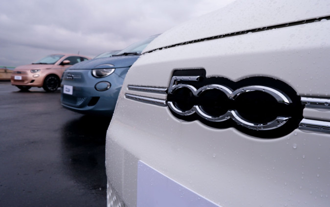 Το παλιό 500αράκι αποσύρεται το καλοκαίρι, αλλά η ισχυρή ζήτηση για θερμικά οδηγεί το FIAT 500e στην υβριδική τεχνολογία. FIAT 500e