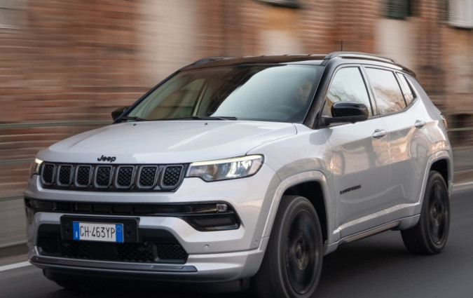 Το plug-in hybrid Jeep Compass αποδίδει 240 ίππους και μπορεί να διανύσει ηλεκτρικά 50 km Jeep Compass