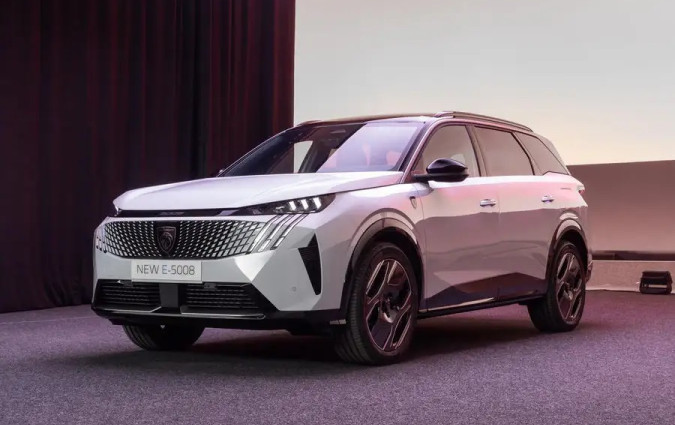 Με επτά θέσεις και κορυφαία αυτονομία, το Peugeot E-5008 κλικάρει πολλά κουτάκια στον οικογενειάρχη αγοραστή. Peugeot E-5008