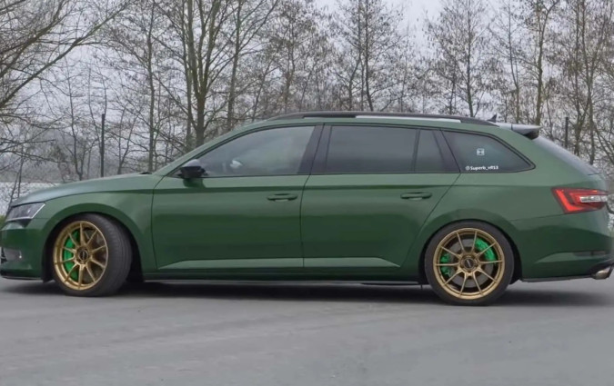 Ένα Škoda Superb με τελική κοντά στα 300 km/h; Αν έχει περισσότερους από 700 ίππους, γιατί όχι; Škoda Superb