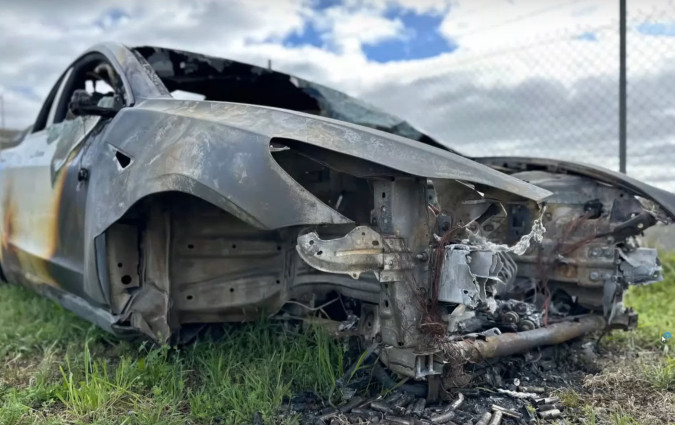 Μπορεί τα ηλεκτρικά να πιάνουν πολύ πιο σπάνια φωτιά από ένα θερμικό μοντέλο, όμως οι Αρχές τώρα μαθαίνουν πώς να τα σβήνουν. Model 3