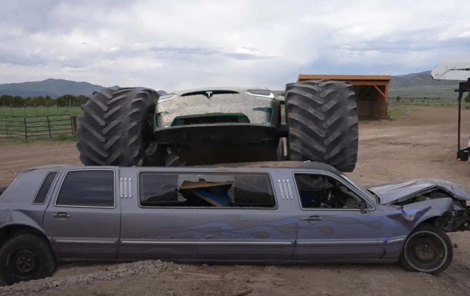 Tesla Model X σκαρφαλώνει στην οροφή αμερικανικής λιμουζίνας, απλώς γιατί... μπορεί! Tesla Model X