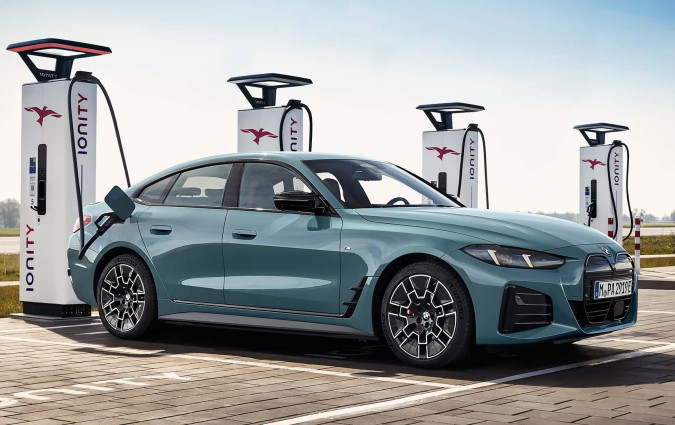 Όταν έχεις μια ήδη εξαιρετική βάση, χρειάζονται μόνο μικρές πινελιές για να παραμείνει επίκαιρη κι ανταγωνιστική. BMW i4