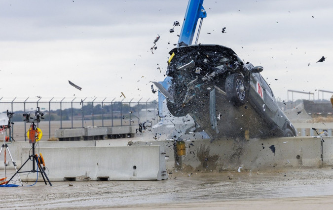 Όπως απέδειξε crash-test του πανεπιστημίου Nebraska-Lincoln, οι μπαριέρες δυσκολεύονται να συγκρατήσουν τα EV που προσεγγίζουν σε βάρος τους 2,5 τόνους EV crash-test