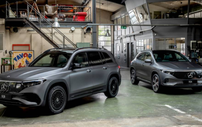 Οι παραγγελίες για τις ανανεωμένες εκδόσεις των EQA και EQΒ ξεκινούν άμεσα, ενώ τις αμέσως επόμενες ημέρες τα μοντέλα αυτά θα βρίσκονται στις εκθέσεις της Mercedes-Benz Mercedes-Benz EQA και EQB