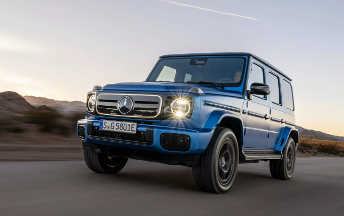 H ηλεκτρική Mercedes-Benz G-Class εξοπλίζεται με τέσσερις ηλεκτροκινητήρες, με τη συνολική απόδοση να φτάνει τους 587 ίππους και τα 1.164 Nm. Σήμα-κατατεθέν όμως παραμένουν οι εκτός δρόμου δυνατότητες Mercedes-Benz G-Class