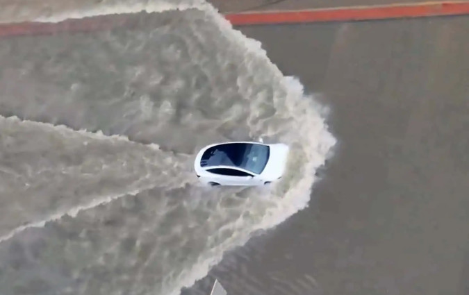 Αφήστε τα μπρατσάκια και τον αναπνευστήρα στο σπίτι κι επιβιβαστείτε στο ηλεκτρικό σας μοντέλο. Model 3