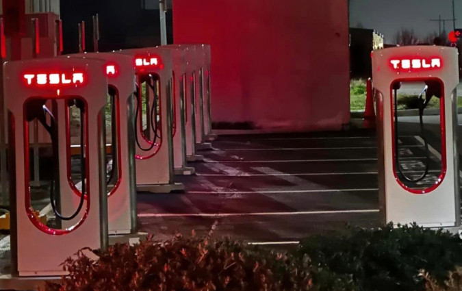 Οι πανίσχυροι ταχυφορτιστές της Tesla θα αποτελέσουν μια ακόμα λύση για όσους επιζητούν τη γρήγορη φόρτιση κι έχουν EV άλλου κατασκευαστή. Tesla