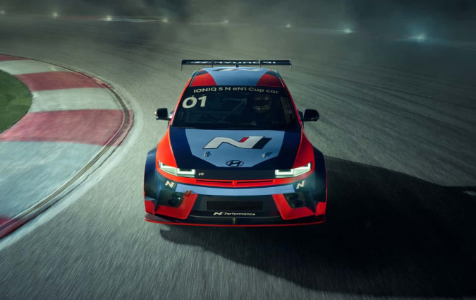 Όταν η έκδοση δρόμου έχει 650 ίππους και τόσα ηλεκτρονικά καλούδια, λογικό είναι να υπάρξει κι αντίστοιχα προσεγμένο αγωνιστικό αυτοκίνητο. Ioniq 5 N