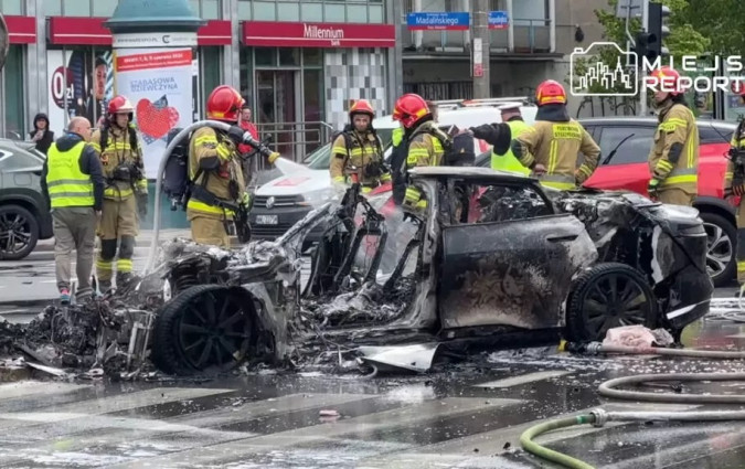Τα ηλεκτρικά μοντέλα απαιτούν διαφορετική αντιμετώπιση στο θέμα της πυρόσβεσης, για να μην καταλήξουν όπως το συγκεκριμένο Lucid Air. Lucid Air