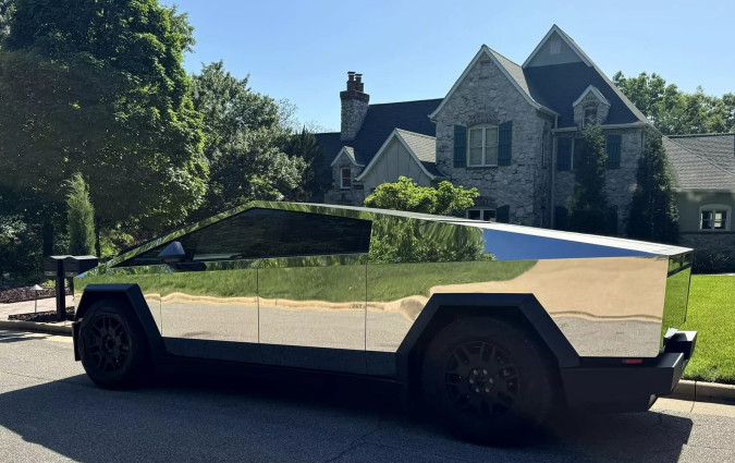 Το Tesla Cybertruck ξελογιάζει (τους εξωγήινους), ενίοτε και τυφλώνει τους... γήινους! Tesla Cybertruck