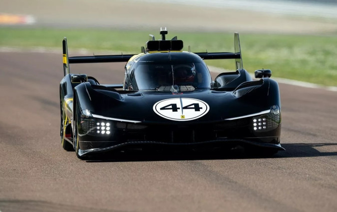 Τι πιο ταιριαστό για τον Βρετανό πιλότο από το να προσθέσει ένα τέτοιο αριστούργημα στο γκαράζ του; Ferrari 499P Modificata