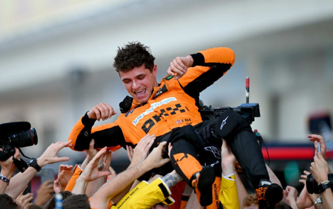 O Lando Norris οδηγώντας εκπληκτικά πανηγύρισε την πρώτη του νίκη στο GP του Miami, μετά από 110 αγώνες στην Formula 1 GP Miami Lando Norris