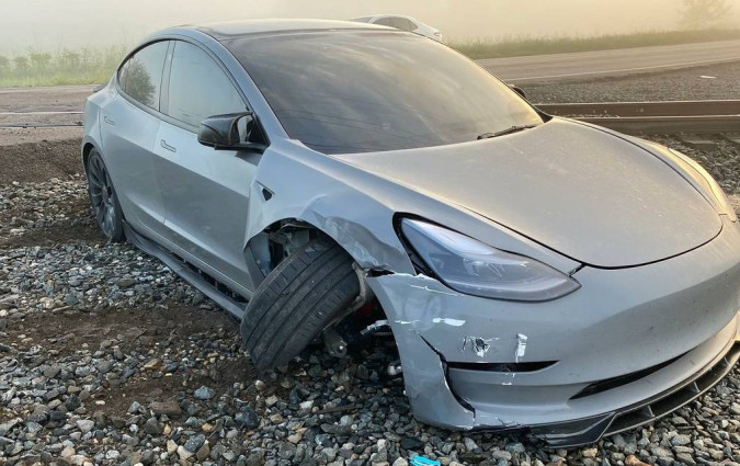 O οδηγός του Tesla Model 3 αντέδρασε την τελευταία στιγμή και γλίτωσε με μικροτραυματισμούς Tesla Model 3 FSD