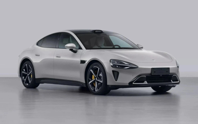 Μεγάλη ανάσα και κρατάμε την αναπνοή! Όταν εκπνεύουμε, ένα Xiaomi SU7 μάς περιμένει στην άκρη της γραμμής παραγωγής. Xiaomi SU7